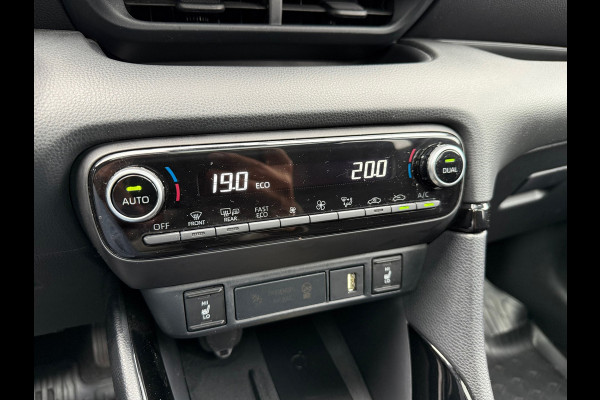 Toyota Yaris 1.5 Hybrid Executive - Automaat - Panoramadak- Navi - Trekhaak - Org.NL