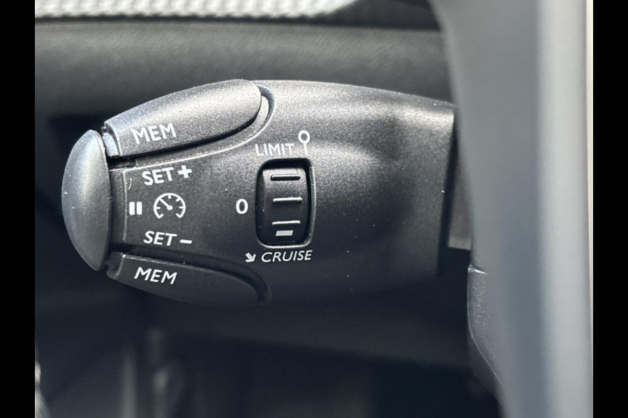 Peugeot 2008 1.2 PureTech Allure  | automaat | trekhaak Peugeot 2008 1.2 PureTech Allure  | automaat | trekhaak