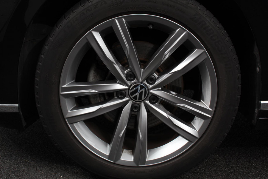 Volkswagen Passat Variant 1.5 TSI Elegance Plus Pro Automaat Volkswagen Passat Variant 1.5 TSI Elegance Plus Pro | Head Up Display | Camera | 18 Inch Lichtmetalen Velgen | Trekhaak | Virtual Cockpit | Electrische Achterklep |