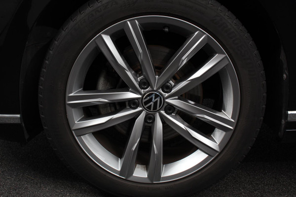 Volkswagen Passat Variant 1.5 TSI Elegance Plus Pro Automaat Volkswagen Passat Variant 1.5 TSI Elegance Plus Pro | Head Up Display | Camera | 18 Inch Lichtmetalen Velgen | Trekhaak | Virtual Cockpit | Electrische Achterklep |