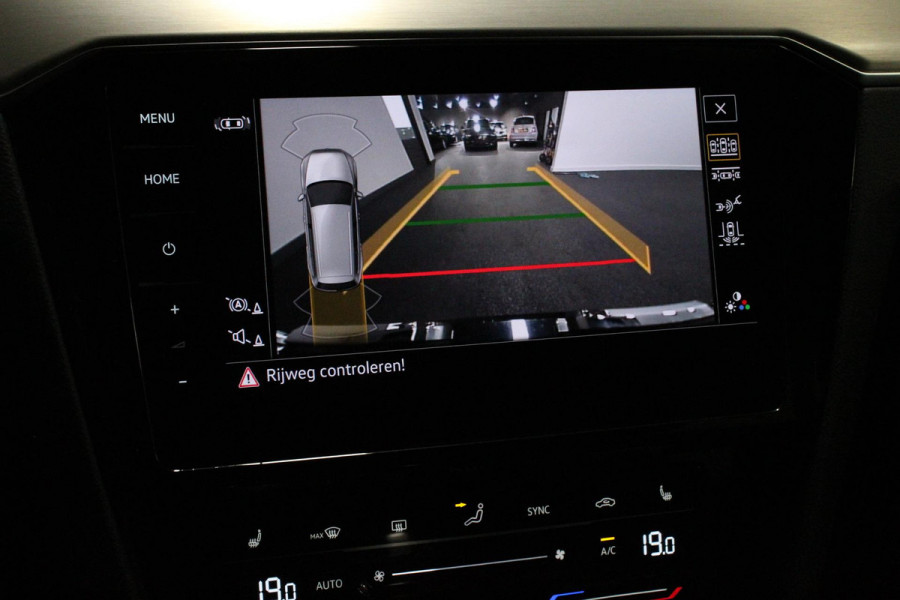Volkswagen Passat Variant 1.5 TSI Elegance Plus Pro Automaat Volkswagen Passat Variant 1.5 TSI Elegance Plus Pro | Head Up Display | Camera | 18 Inch Lichtmetalen Velgen | Trekhaak | Virtual Cockpit | Electrische Achterklep |