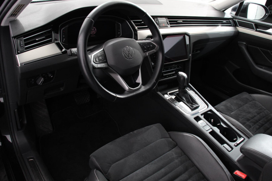 Volkswagen Passat Variant 1.5 TSI Elegance Plus Pro Automaat Volkswagen Passat Variant 1.5 TSI Elegance Plus Pro | Head Up Display | Camera | 18 Inch Lichtmetalen Velgen | Trekhaak | Virtual Cockpit | Electrische Achterklep |