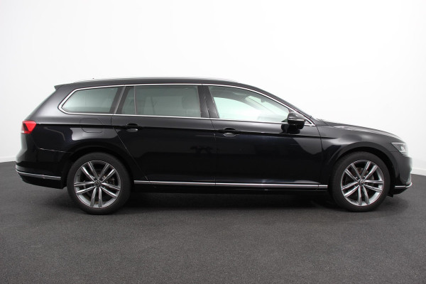 Volkswagen Passat Variant 1.5 TSI Elegance Plus Pro Automaat Volkswagen Passat Variant 1.5 TSI Elegance Plus Pro | Head Up Display | Camera | 18 Inch Lichtmetalen Velgen | Trekhaak | Virtual Cockpit | Electrische Achterklep |