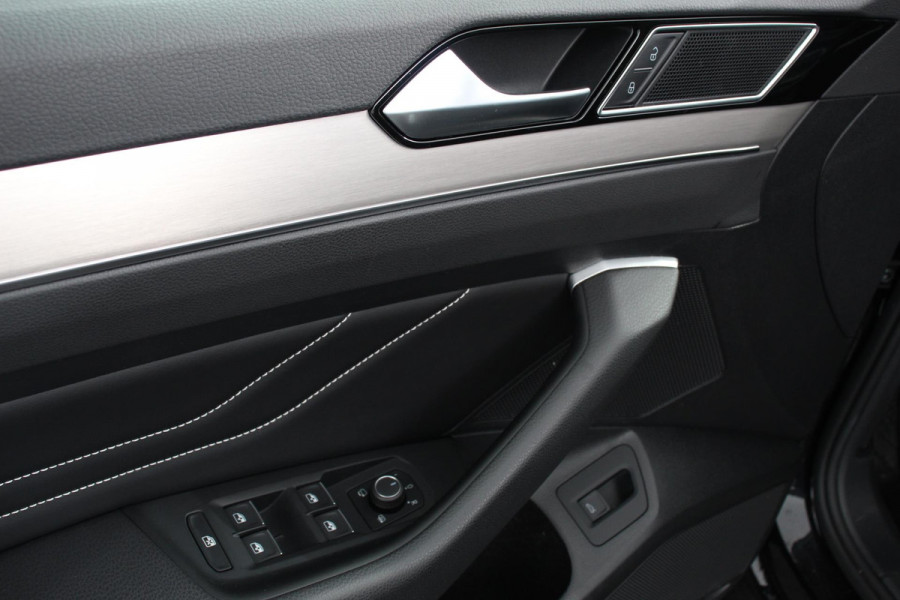 Volkswagen Passat Variant 1.5 TSI Elegance Plus Pro Automaat Volkswagen Passat Variant 1.5 TSI Elegance Plus Pro | Head Up Display | Camera | 18 Inch Lichtmetalen Velgen | Trekhaak | Virtual Cockpit | Electrische Achterklep |