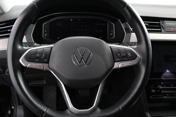 Volkswagen Passat Variant 1.5 TSI Elegance Plus Pro Automaat Volkswagen Passat Variant 1.5 TSI Elegance Plus Pro | Head Up Display | Camera | 18 Inch Lichtmetalen Velgen | Trekhaak | Virtual Cockpit | Electrische Achterklep |