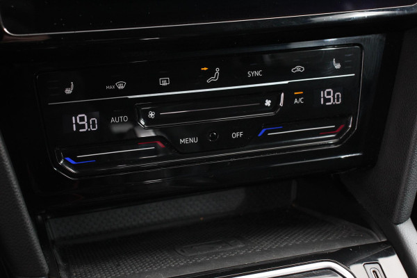 Volkswagen Passat Variant 1.5 TSI Elegance Plus Pro Automaat Volkswagen Passat Variant 1.5 TSI Elegance Plus Pro | Head Up Display | Camera | 18 Inch Lichtmetalen Velgen | Trekhaak | Virtual Cockpit | Electrische Achterklep |