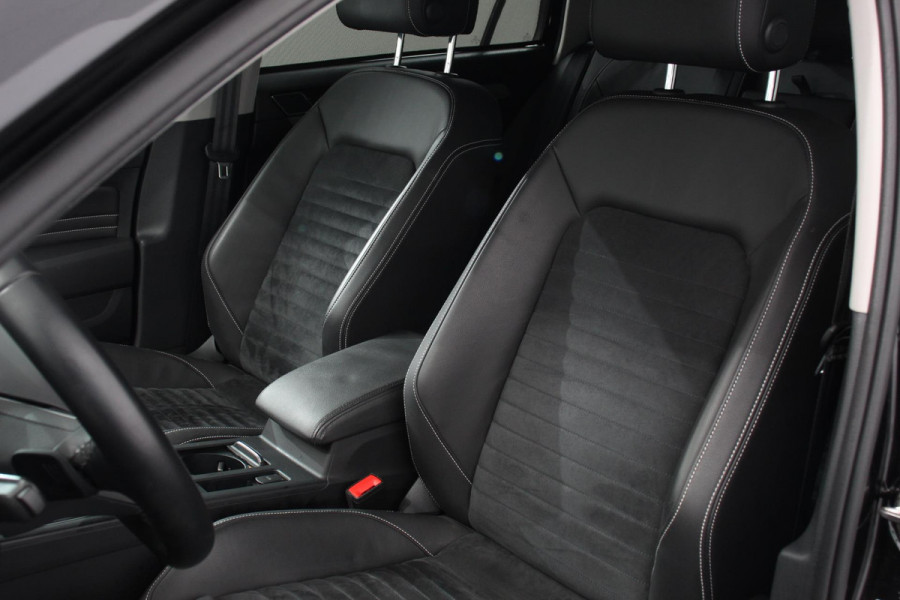 Volkswagen Passat Variant 1.5 TSI Elegance Plus Pro Automaat Volkswagen Passat Variant 1.5 TSI Elegance Plus Pro | Head Up Display | Camera | 18 Inch Lichtmetalen Velgen | Trekhaak | Virtual Cockpit | Electrische Achterklep |