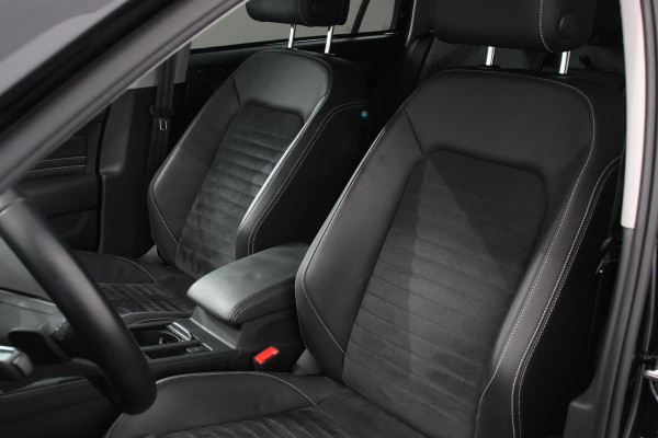 Volkswagen Passat Variant 1.5 TSI Elegance Plus Pro Automaat Volkswagen Passat Variant 1.5 TSI Elegance Plus Pro | Head Up Display | Camera | 18 Inch Lichtmetalen Velgen | Trekhaak | Virtual Cockpit | Electrische Achterklep |