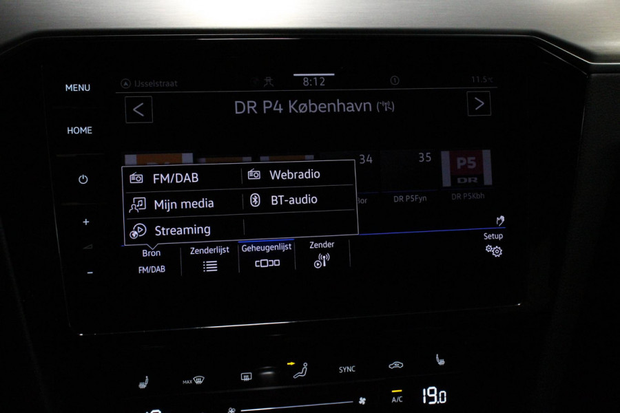 Volkswagen Passat Variant 1.5 TSI Elegance Plus Pro Automaat Volkswagen Passat Variant 1.5 TSI Elegance Plus Pro | Head Up Display | Camera | 18 Inch Lichtmetalen Velgen | Trekhaak | Virtual Cockpit | Electrische Achterklep |