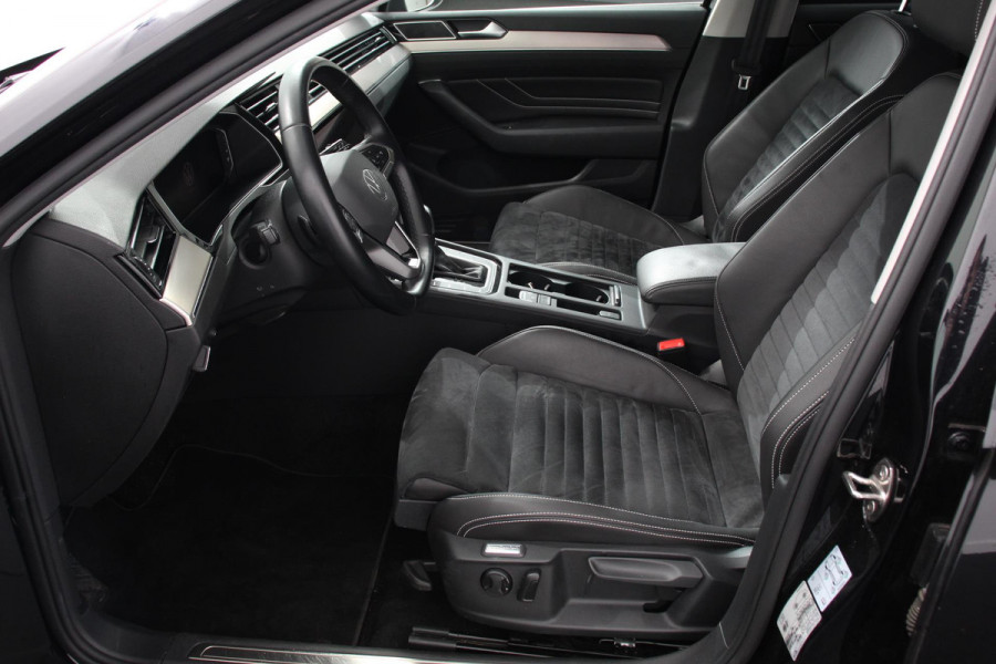 Volkswagen Passat Variant 1.5 TSI Elegance Plus Pro Automaat Volkswagen Passat Variant 1.5 TSI Elegance Plus Pro | Head Up Display | Camera | 18 Inch Lichtmetalen Velgen | Trekhaak | Virtual Cockpit | Electrische Achterklep |
