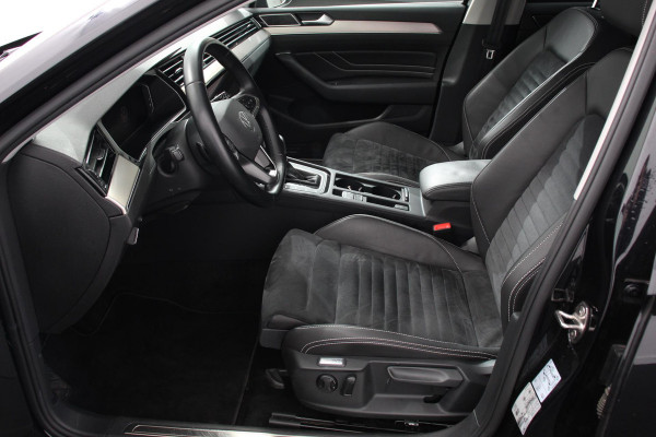 Volkswagen Passat Variant 1.5 TSI Elegance Plus Pro Automaat Volkswagen Passat Variant 1.5 TSI Elegance Plus Pro | Head Up Display | Camera | 18 Inch Lichtmetalen Velgen | Trekhaak | Virtual Cockpit | Electrische Achterklep |