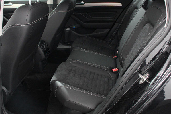 Volkswagen Passat Variant 1.5 TSI Elegance Plus Pro Automaat Volkswagen Passat Variant 1.5 TSI Elegance Plus Pro | Head Up Display | Camera | 18 Inch Lichtmetalen Velgen | Trekhaak | Virtual Cockpit | Electrische Achterklep |