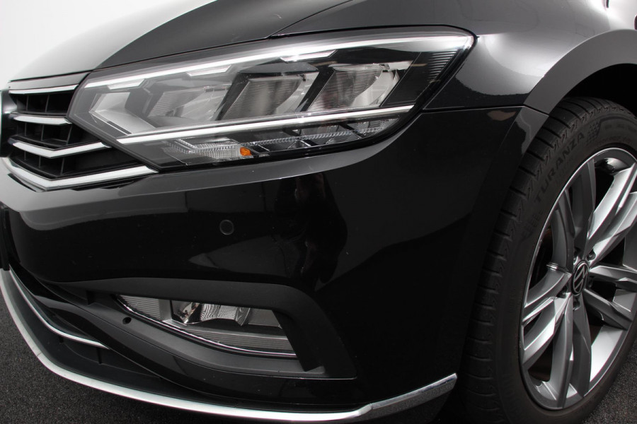 Volkswagen Passat Variant 1.5 TSI Elegance Plus Pro Automaat Volkswagen Passat Variant 1.5 TSI Elegance Plus Pro | Head Up Display | Camera | 18 Inch Lichtmetalen Velgen | Trekhaak | Virtual Cockpit | Electrische Achterklep |