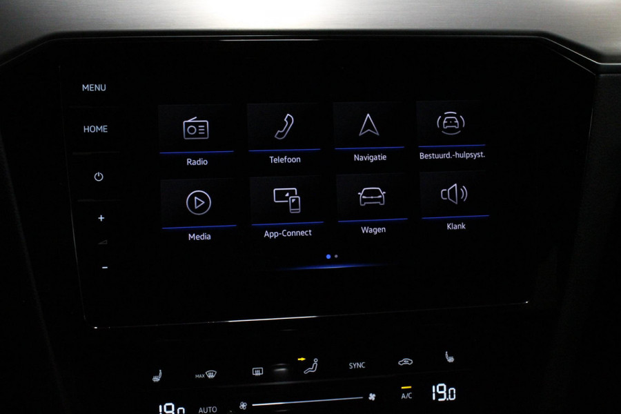 Volkswagen Passat Variant 1.5 TSI Elegance Plus Pro Automaat Volkswagen Passat Variant 1.5 TSI Elegance Plus Pro | Head Up Display | Camera | 18 Inch Lichtmetalen Velgen | Trekhaak | Virtual Cockpit | Electrische Achterklep |