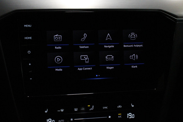 Volkswagen Passat Variant 1.5 TSI Elegance Plus Pro Automaat Volkswagen Passat Variant 1.5 TSI Elegance Plus Pro | Head Up Display | Camera | 18 Inch Lichtmetalen Velgen | Trekhaak | Virtual Cockpit | Electrische Achterklep |