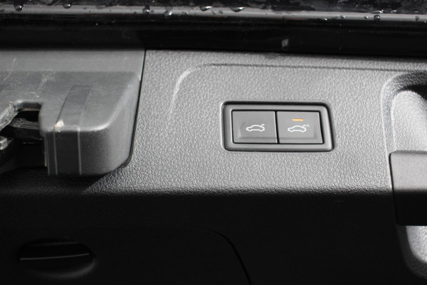 Volkswagen Passat Variant 1.5 TSI Elegance Plus Pro Automaat Volkswagen Passat Variant 1.5 TSI Elegance Plus Pro | Head Up Display | Camera | 18 Inch Lichtmetalen Velgen | Trekhaak | Virtual Cockpit | Electrische Achterklep |