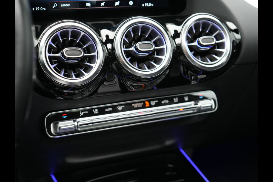 Mercedes-Benz GLA 250e Style Plug In Hybrid 218pk Dealer O.H PHEV | Panodak | Adaptive Cruise | Lederen Sportstoelen Verwarmd | Sfeerverlichting | Apple Carplay | Camera | Keyless | Blis | Navi | DAB |