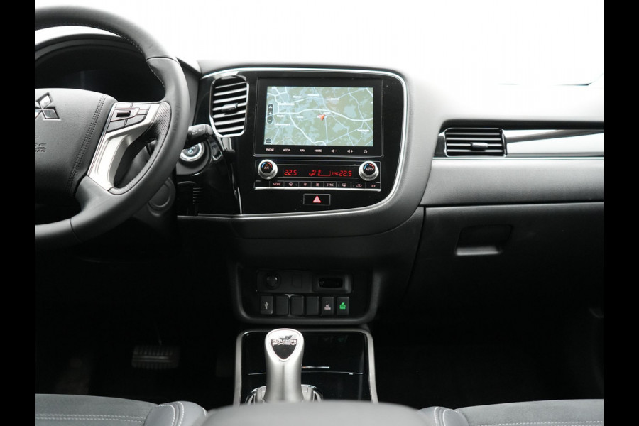 Mitsubishi Outlander 2.4 Intense Plug In Hybrid 225pk Dealer O.H PHEV | Cruise Control | Camera | Alcantara Sportstoelen Verwarmd | Keyless Entry | Navigatie | DAB |