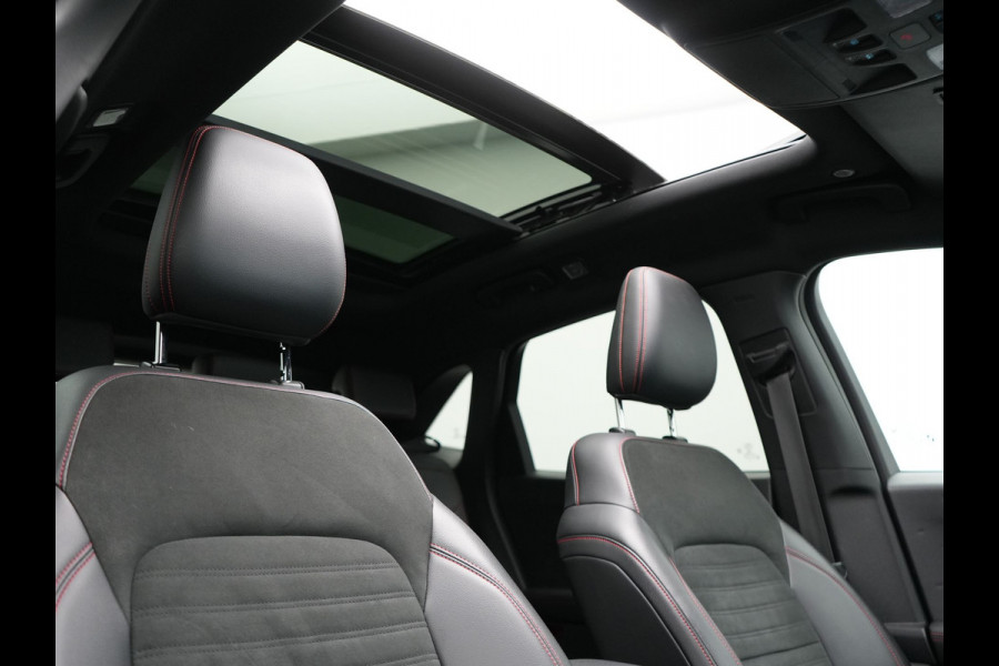 Ford Kuga 1.5 EcoBoost ST-Line X 150pk Dealer O.H | Trekhaak Af Fabriek | Panodak | Head Up | Adaptive Cruise | Bang & Olufsen Sound | Alcantara Sportstoelen Verwarmd | Camera | Stuur Verwarmd | Keyless | Navigatie | Blis | Virtual | DAB |