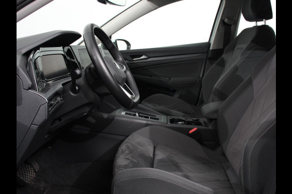 Volkswagen Golf 1.5 eTSI 150pk DSG Style Navigatie Apple Carplay/Android Auto Parkeersensoren Adaptive Cruise Control Blind Spot Assist Camera Stoel- en stuurverwarming Ledverlichting Virtual Cockpit Lane Assist Climatronic