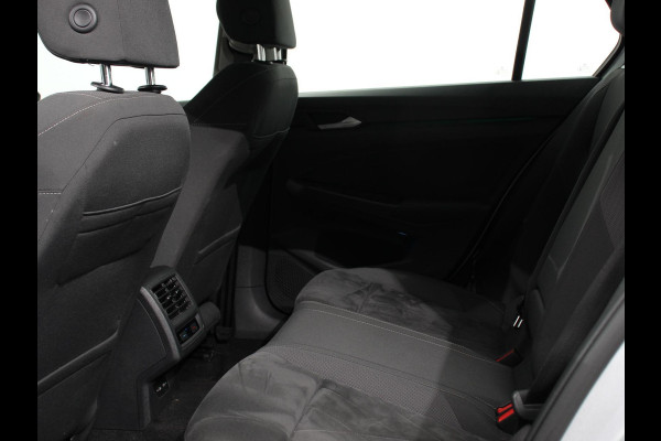 Volkswagen Golf 1.5 eTSI 150pk DSG Style Navigatie Apple Carplay/Android Auto Parkeersensoren Adaptive Cruise Control Blind Spot Assist Camera Stoel- en stuurverwarming Ledverlichting Virtual Cockpit Lane Assist Climatronic