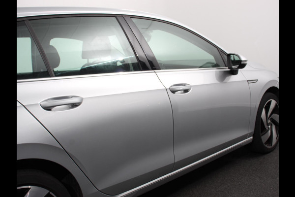 Volkswagen Golf 1.5 eTSI 150pk DSG Style Navigatie Apple Carplay/Android Auto Parkeersensoren Adaptive Cruise Control Blind Spot Assist Camera Stoel- en stuurverwarming Ledverlichting Virtual Cockpit Lane Assist Climatronic