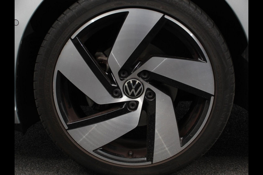 Volkswagen Golf 1.5 eTSI 150pk DSG Style Navigatie Apple Carplay/Android Auto Parkeersensoren Adaptive Cruise Control Blind Spot Assist Camera Stoel- en stuurverwarming Ledverlichting Virtual Cockpit Lane Assist Climatronic