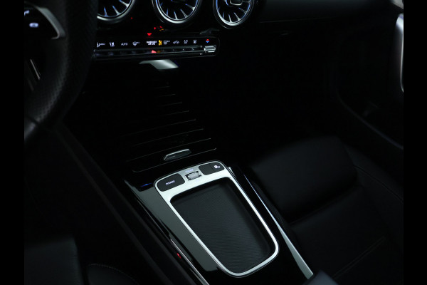 Mercedes-Benz CLA-Klasse 250 e AMG Line AMG Line | Night Pakket | 19 Inch AMG Velgen | Memory voorstoelen | Dodehoekassist | Sfeerverlichting. Inclusief 48 maanden MB Certified garantie voor Europa.