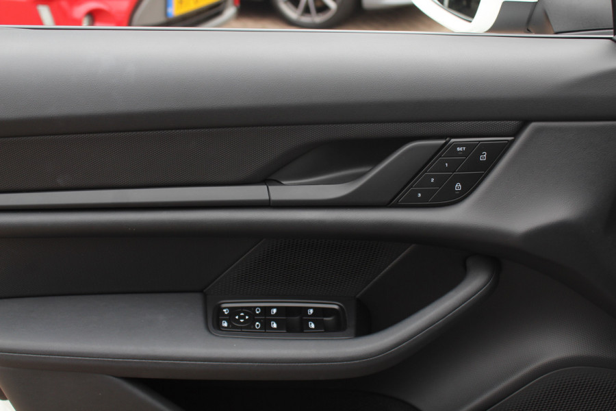 Porsche Taycan Cross Turismo 4 93 kWh / SoH 96% / Panoramadak / Camera / Leder / Keyless / 20'' / Dodehoek / Stoelverwarming / Warmtepomp