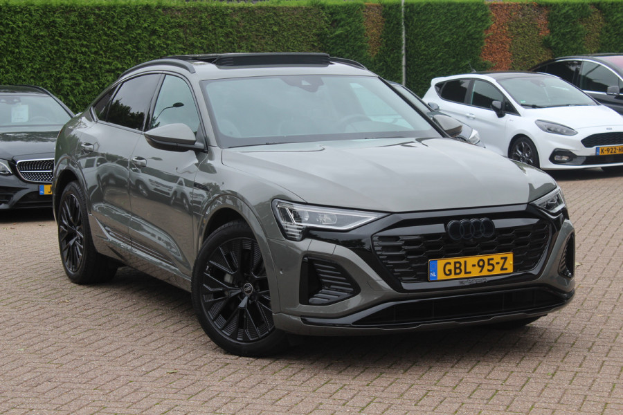 Audi Q8 Sportback e-tron 55 quattro S Edition Competition 115 kWh / SoH 94.8 % / Trekhaak / Panoramadak / Camera / Sfeerverlichting / 21'' / Keyless / Luchtvering / Stuurverwarming / DAB / ACC
