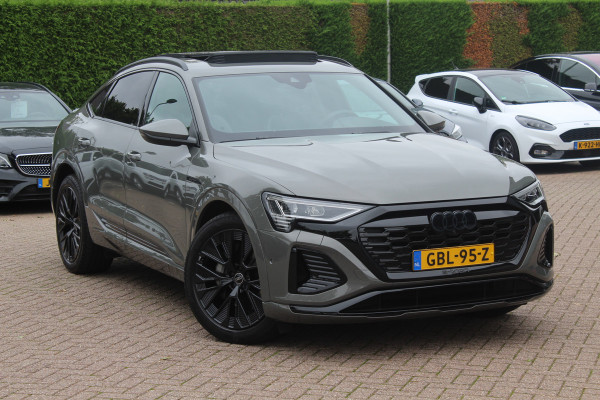 Audi Q8 Sportback e-tron 55 quattro S Edition Competition 115 kWh / SoH 94.8 % / Trekhaak / Panoramadak / Camera / Sfeerverlichting / 21'' / Keyless / Luchtvering / Stuurverwarming / DAB / ACC