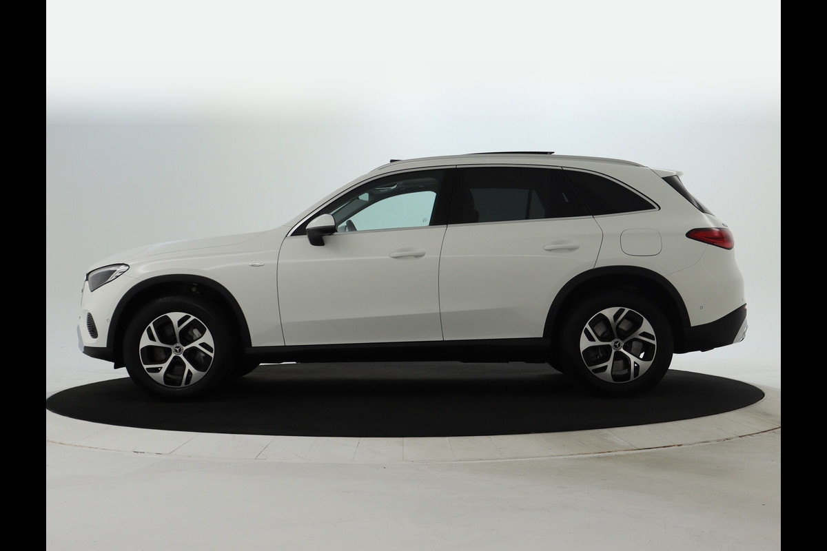 Mercedes-Benz GLC 300 e 4MATIC Plug-In Hybride Avantgarde Advanced Plus | Trekhaak Panorama Schuif-Kanteldak | Memory Pakket Voorstoelen | Stuur en Stoelverwarming. Inclusief 24 maanden MB Certified garantie voor Europa.