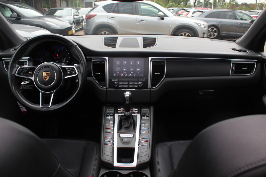 Porsche Macan 2.0 / Trekhaak / Panoramadak / Leder / Parkeerhulp V+A / Stoelverwarming / DAB / Cruise Control Porsche Macan 2.0 / Trekhaak / Panoramadak / Leder / Parkeerhulp V+A / Stoelverwarming / DAB / Cruise Control