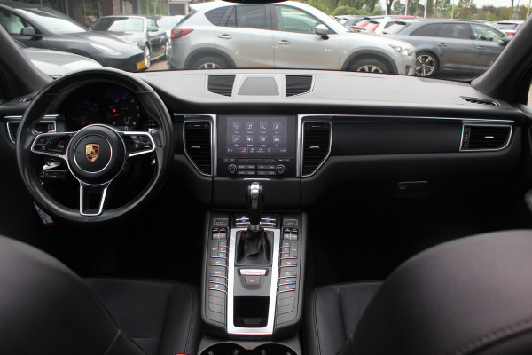 Porsche Macan 2.0 / Trekhaak / Panoramadak / Leder / Parkeerhulp V+A / Stoelverwarming / DAB / Cruise Control Porsche Macan 2.0 / Trekhaak / Panoramadak / Leder / Parkeerhulp V+A / Stoelverwarming / DAB / Cruise Control