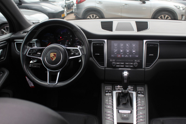 Porsche Macan 2.0 / Trekhaak / Panoramadak / Leder / Parkeerhulp V+A / Stoelverwarming / DAB / Cruise Control Porsche Macan 2.0 / Trekhaak / Panoramadak / Leder / Parkeerhulp V+A / Stoelverwarming / DAB / Cruise Control