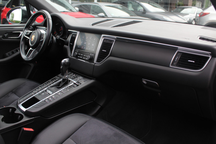 Porsche Macan 2.0 / Trekhaak / Panoramadak / Leder / Parkeerhulp V+A / Stoelverwarming / DAB / Cruise Control Porsche Macan 2.0 / Trekhaak / Panoramadak / Leder / Parkeerhulp V+A / Stoelverwarming / DAB / Cruise Control