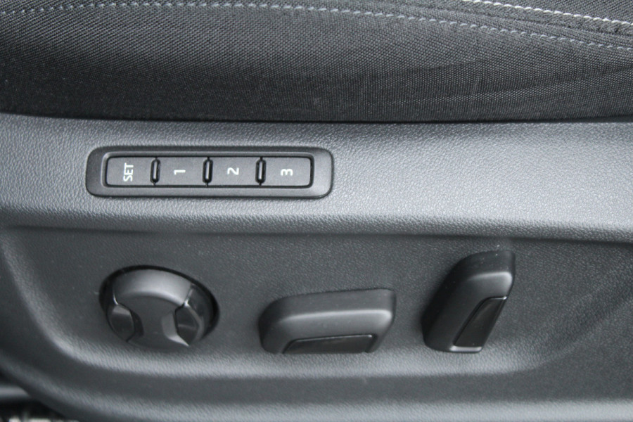 Škoda Karoq 1.5 TSI ACT 150pk Business Edition Plus NL-Auto NAP Clima Cruise Navi Camera Canton El. Klep 17"LMV