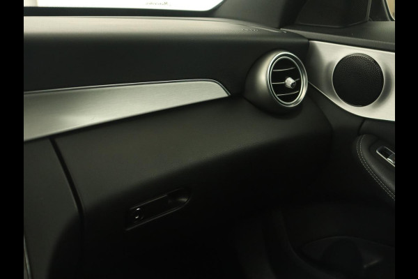 Mercedes-Benz C-Klasse 200 Business Solution AMG | Leder | Carplay | Navigatie | Stoelverwarming | Camera | Adaptive cruise | Full LED | LMV 18 inch