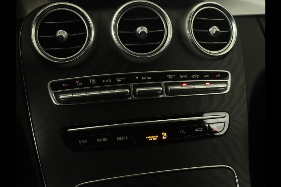 Mercedes-Benz C-Klasse 200 Business Solution AMG | Leder | Carplay | Navigatie | Stoelverwarming | Camera | Adaptive cruise | Full LED | LMV 18 inch