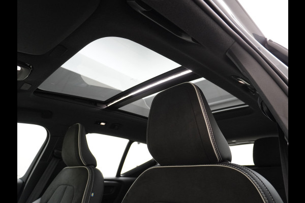 Volvo XC40 Recharge P8 408pk AWD R-Design Pano-dak Leer/Alcantara 360°Camera Adap.CruiseWarmtepomp Apple Carplay Android AutoTrekhaak Harma Stoel+Achterbankverwarming DAB Bluetooth Led Elek.Achterklep 1.500KG Trekgewicht 1e Eigenaar Origineel Nederlandse Auto € 66.000 nieuw!