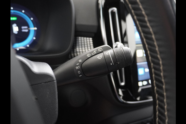 Volvo XC40 Recharge P8 408pk AWD R-Design Pano-dak Leer/Alcantara 360°Camera Adap.CruiseWarmtepomp Apple Carplay Android AutoTrekhaak Harma Stoel+Achterbankverwarming DAB Bluetooth Led Elek.Achterklep 1.500KG Trekgewicht 1e Eigenaar Origineel Nederlandse Auto € 66.000 nieuw!