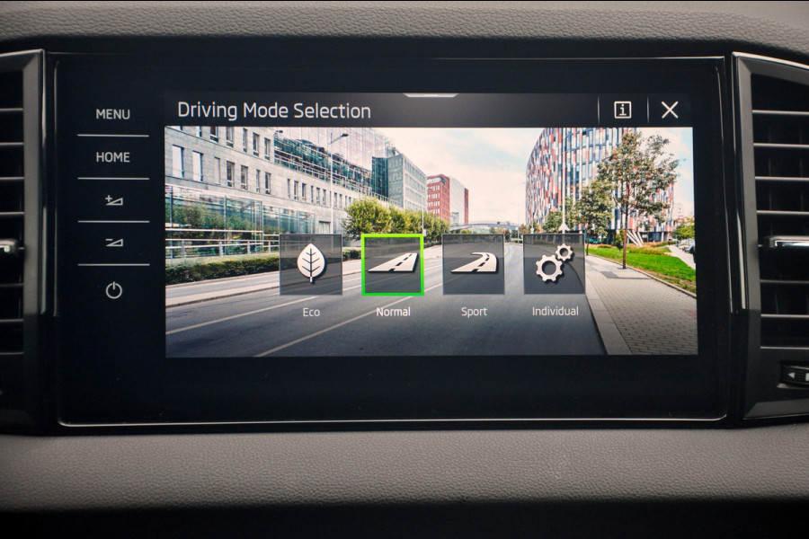Škoda Karoq 1.5 TSI ACT Sportline Business Automaat | Pano | ACC | Trekhaak