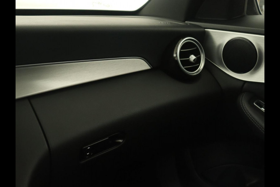 Mercedes-Benz C-Klasse 180 AMG | Leder | Stoelverwarming | Full LED | Camera | Park Assist | Navigatie | Bluetooth