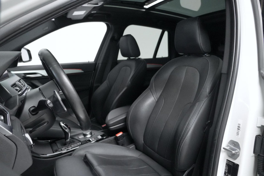 BMW X1 xDrive20i M Sport Facelift Automaat 192 PK | Pano-dak | CarPlay | Acc | HUD| Leder + Verward | Led | Pdc | Dealer onderhouden |