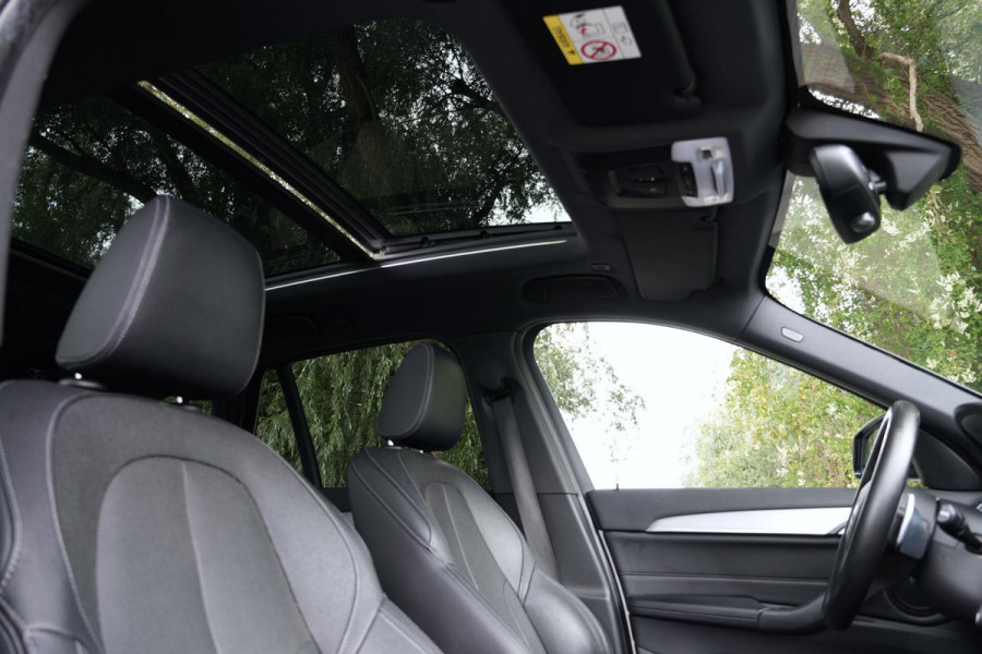BMW X1 xDrive20i M Sport Facelift Automaat 192 PK | Pano-dak | CarPlay | Acc | HUD| Leder + Verward | Led | Pdc | Dealer onderhouden |