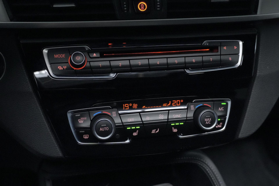 BMW X1 xDrive20i M Sport Facelift Automaat 192 PK | Pano-dak | CarPlay | Acc | HUD| Leder + Verward | Led | Pdc | Dealer onderhouden |