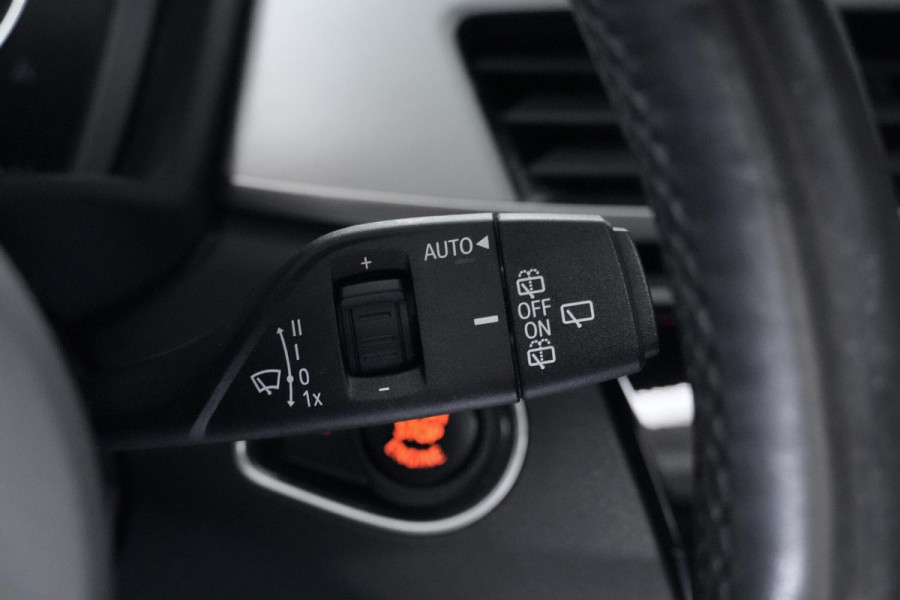 BMW X1 xDrive20i M Sport Facelift Automaat 192 PK | Pano-dak | CarPlay | Acc | HUD| Leder + Verward | Led | Pdc | Dealer onderhouden |