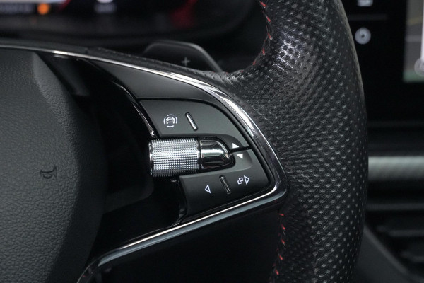 Škoda Kamiq 1.0 TSI Monte Carlo Sport Automaat | Pano-dak | Virtual | CarPlay | Stoelverwarming | Cruise | Camera | Led | Pdc |