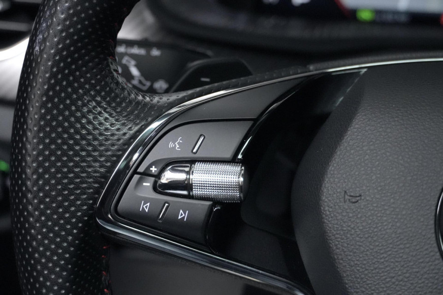 Škoda Kamiq 1.0 TSI Monte Carlo Sport Automaat | Pano-dak | Virtual | CarPlay | Stoelverwarming | Cruise | Camera | Led | Pdc |