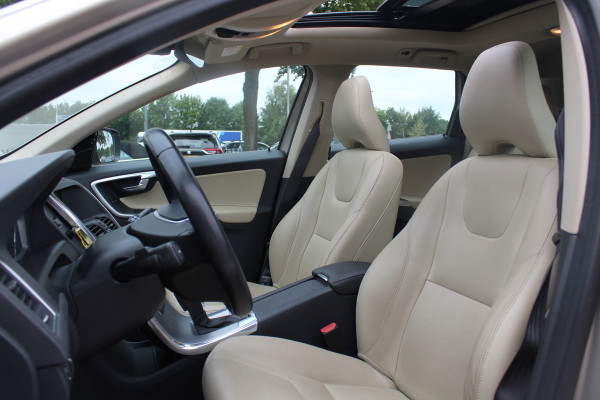 Volvo XC60 2.4 D4 Polar+ / Trekhaak / Panoramadak / Camera / Leder / Keyless / ACC / 18'' / Bliss / Standverwarming / Dodehoek / Navigatie /  Xenon